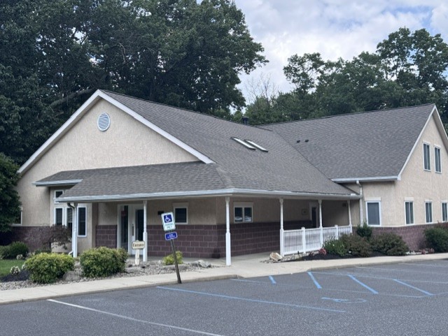 outside of hospital Bethel Mill Animal Hospital building